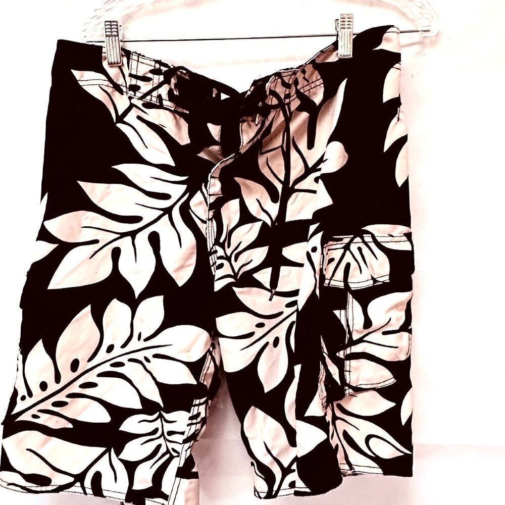 Hawaiian shorts performance Size 34 Trunks Swim Hibiscus Black Board Beach